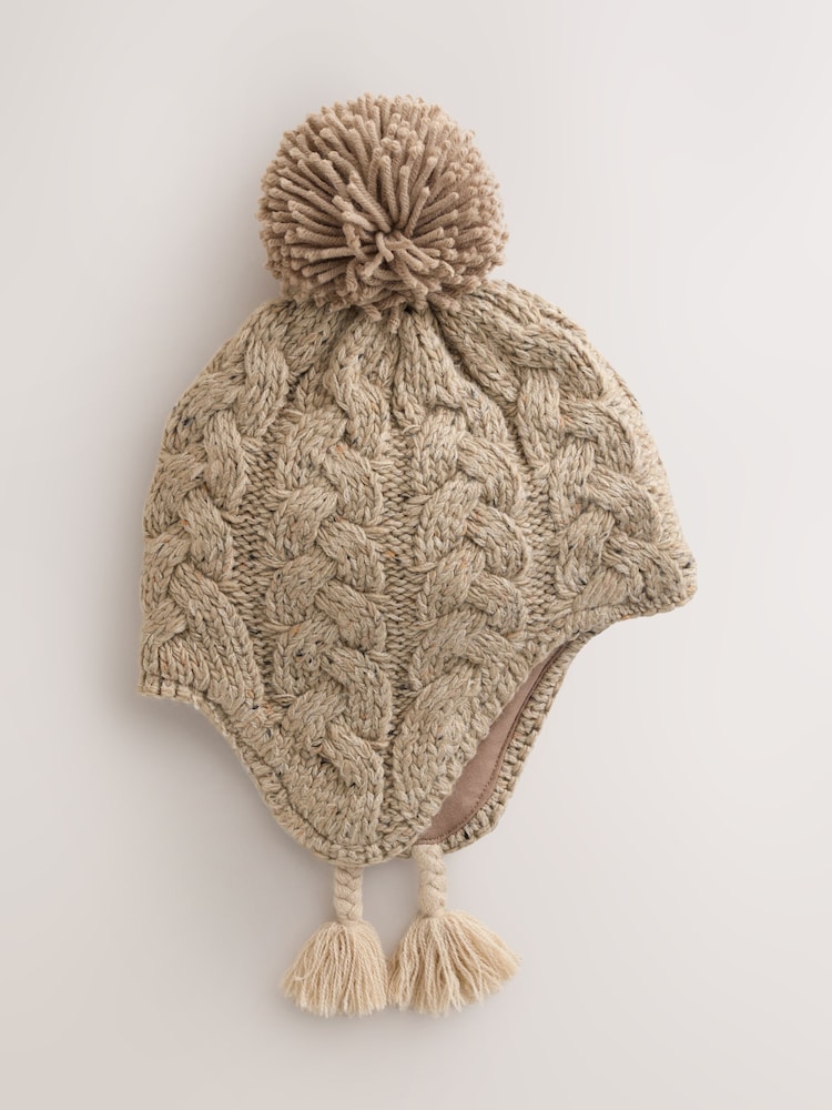 Neutrale Farbe - Cable Knit Inca Pom Hat (3mths-10yrs) - Bild 1 von 3