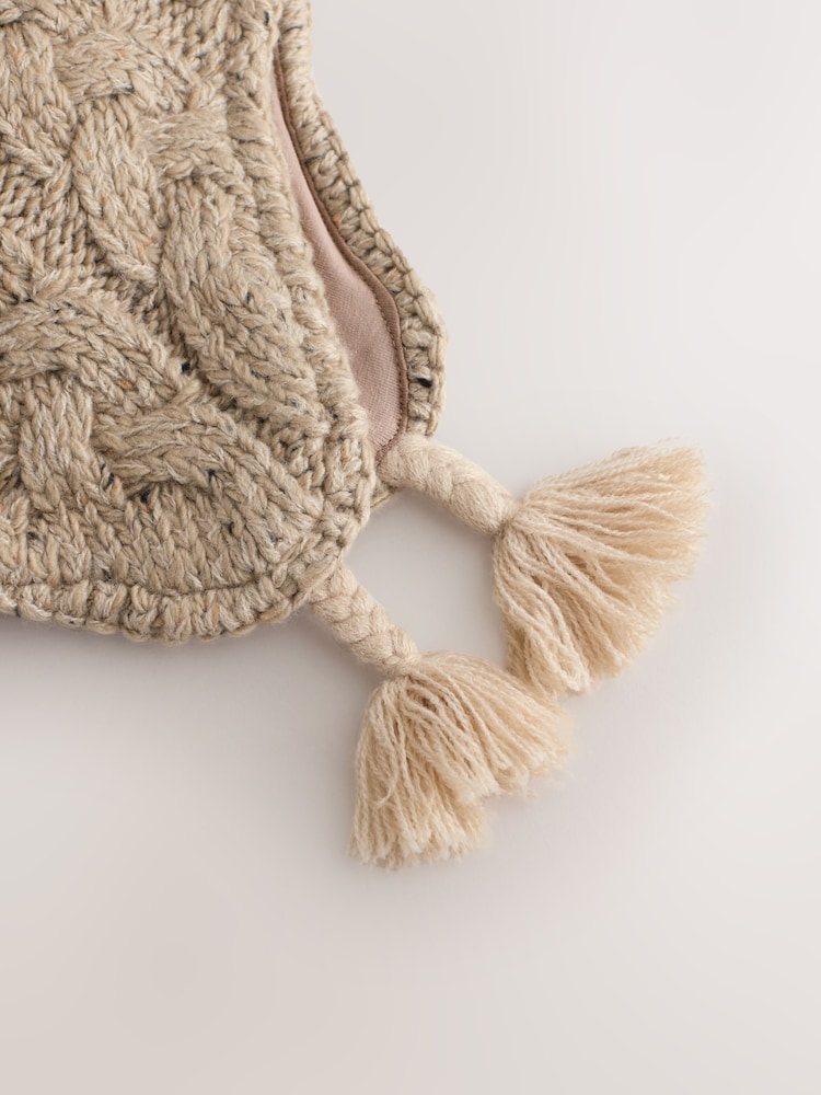 Neutrale Farbe - Cable Knit Inca Pom Hat (3mths-10yrs) - Bild 2 von 3