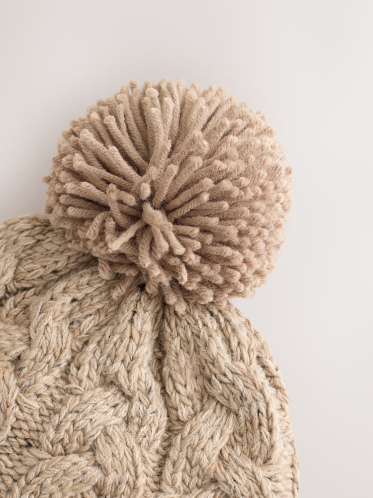 Neutrale Farbe - Cable Knit Inca Pom Hat (3mths-10yrs) - Bild 3 von 3