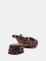 rjava - Novo Novo Chrome Claudia Standard Fit Bow Low Block Slingbacks - Slika 4 iz 6