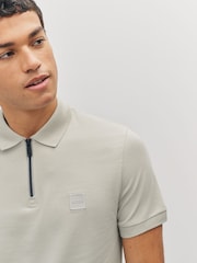 Beis - BOSS Slim Fit Zip Neck Polo Shirt - Imagen 3 de 4