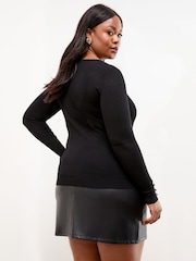 Lipsy Black Curve Knitted Scallop Buttoned Crew Neck Jumper - Image 4 of 4