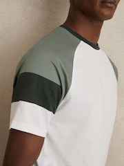 Blanco/salvia - Reiss Adan Mercerised-Cotton Colourblock T-Shirt - Imagen 4 de 6