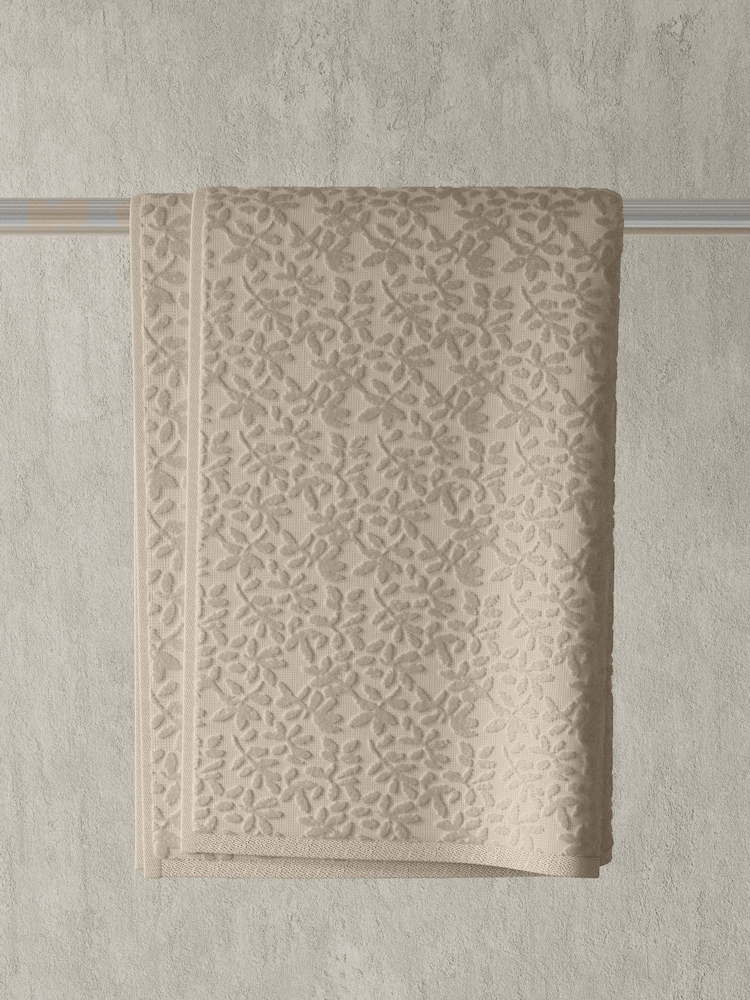 Vantona Natural Jacquard Leaf 500gsm 100% Cotton Towel - Image 1 of 2