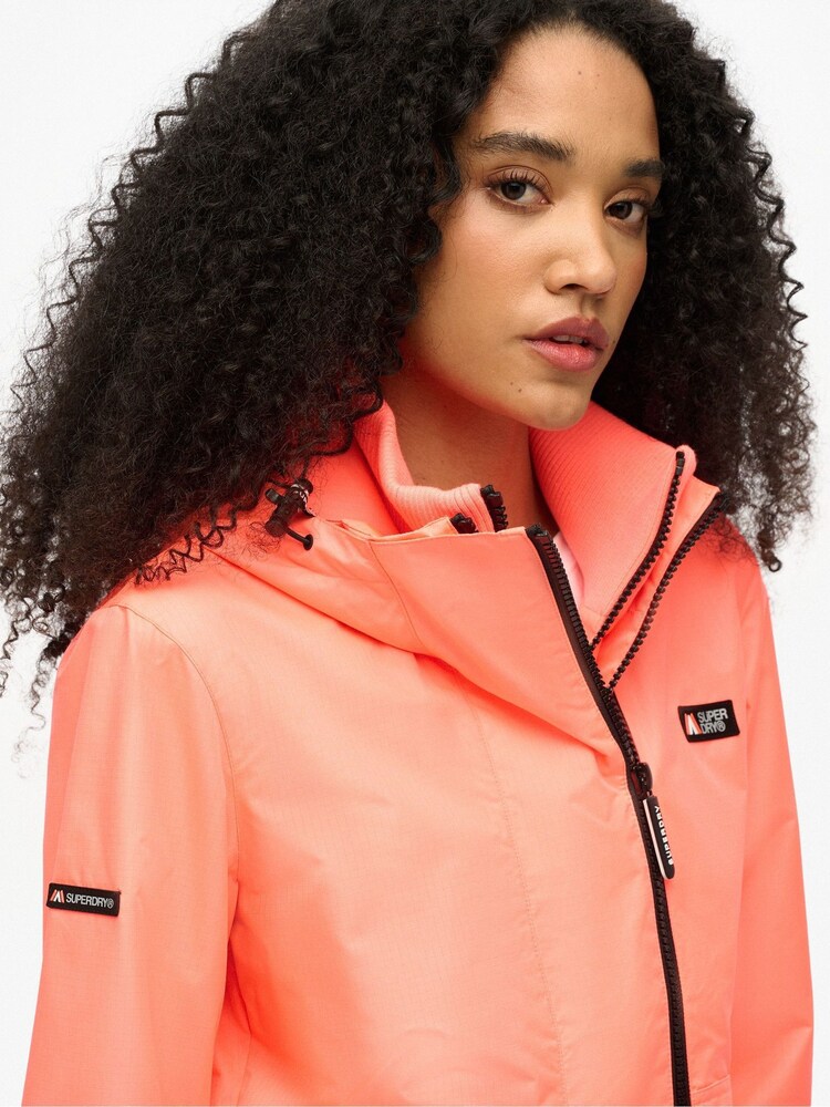 Rosa - Chaqueta cortavientos de montaña con capucha de Superdry - Imagen 4 de 4 Rosa - Chaqueta cortavientos de montaña con capucha de Superdry - Imagen 4 de 4