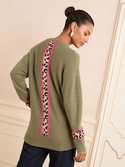 Love & Roses Khaki Animal Stripe Petite Print V-Neck Cosy Knit Jumper - Image 4 of 4