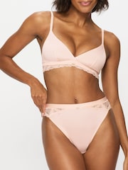 Lichtroze - KBX Harper Scalloped Lace Smooth Padded Plunge Bra - Image 1 of 7