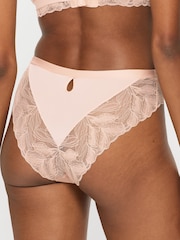 Lichtroze - KBX Harper Scalloped Lace Smooth Padded Plunge Bra - Image 2 of 7