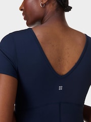 Azul - Sweaty Betty Camiseta Gaia V-Neck - Imagem 2 de 7