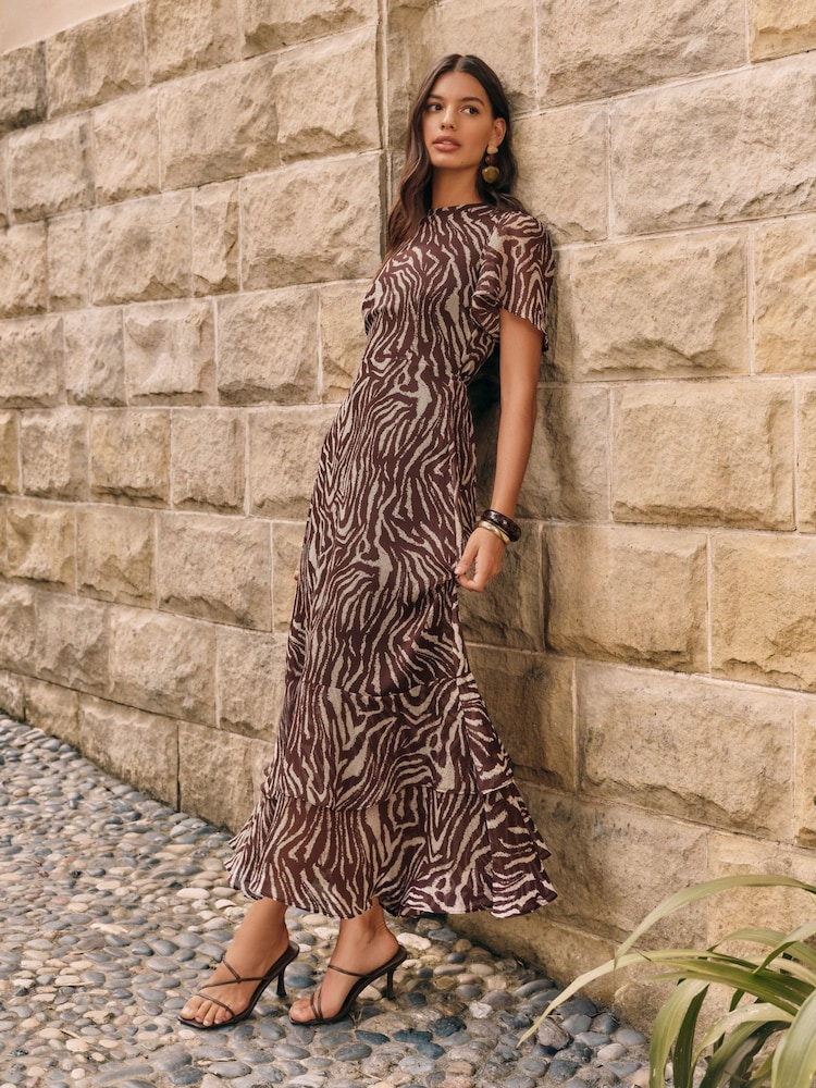 Brązowy nadruk - Friends Like These Short Sleeve Chiffon Tiered Maxi Dress - Image 3 of 5