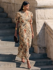 Animal marrom - Vestido longo Friends Like These em chiffon com mangas franzidas e babados na bainha - Imagem 1 de 4