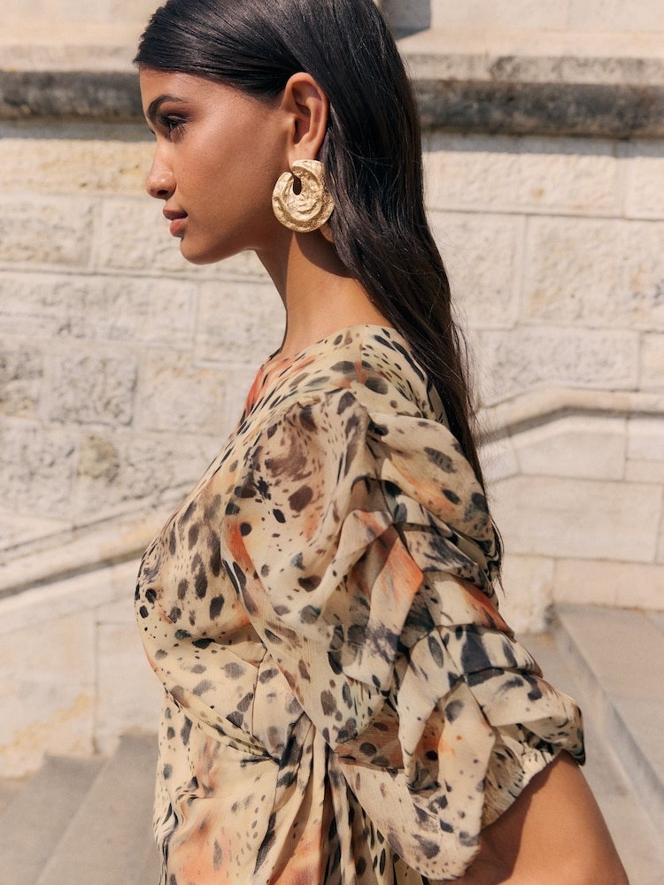 Animal marrom - Vestido longo Friends Like These em chiffon com mangas franzidas e babados na bainha - Imagem 2 de 4