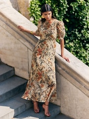 Animal marrom - Vestido longo Friends Like These em chiffon com mangas franzidas e babados na bainha - Imagem 3 de 4
