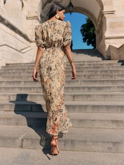 Animal marrom - Vestido longo Friends Like These em chiffon com mangas franzidas e babados na bainha - Imagem 4 de 4