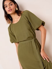 Verde cáqui - Friends Like These Vestido Midi com Puff sleeve Raglan e Tie Waist e Belt - Imagem 3 de 4