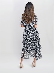 Vestido negro escalonado con cintura elástica Lottie de Gina Bacconi - Imagen 2 de 5