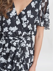 Vestido negro escalonado con cintura elástica Lottie de Gina Bacconi - Imagen 4 de 5