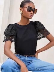Lipsy T-Shirt mit Engelsärmeln aus Spitze - Bild 1 von 4