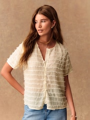 Ecru - Sheer Tufty Button Down Short Sleeve Top - Imagem 2 de 9