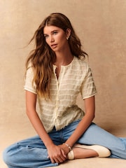 Ecru - Sheer Tufty Button Down Short Sleeve Top - Imagem 3 de 9