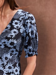 Ro&Zo Blue Daisy Print Ruched Front Dress - Image 4 of 5