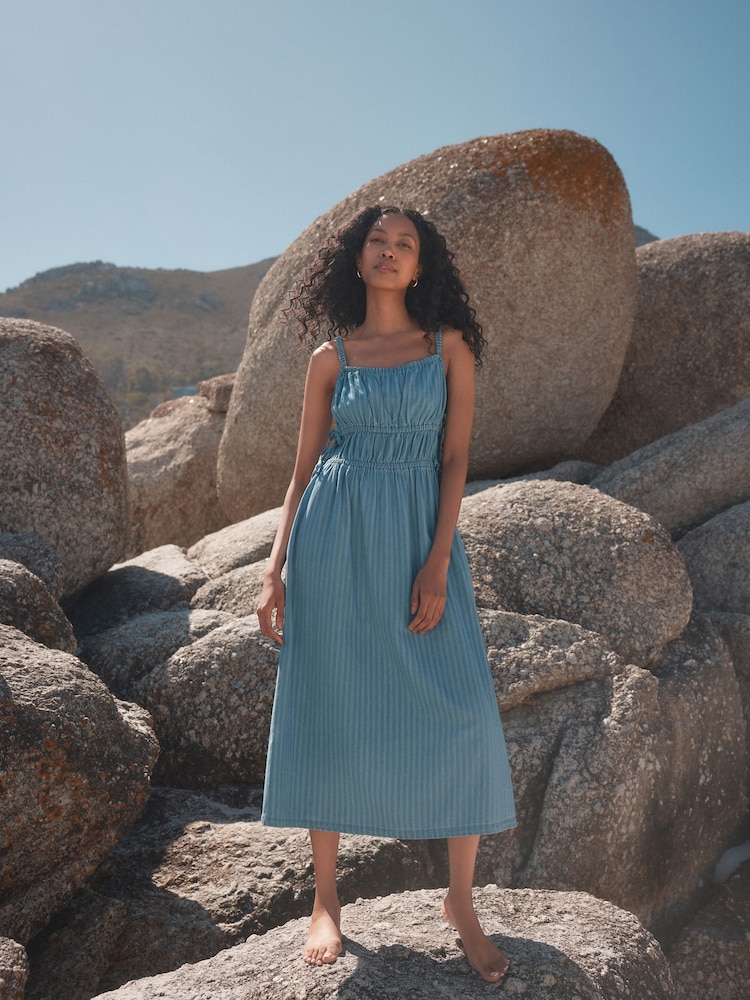 Azul medio - 100% Cotton Striped Denim Strappy Midi Dress - Imagen 1 de 7 Azul medio - 100% Cotton Striped Denim Strappy Midi Dress - Imagen 1 de 7