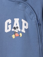 Mochila escolar azul - Pijama tipo pelele con capucha, diseño de Disney y logo para bebé de Gap (recién nacido - 12 meses) - Imagen 3 de 3