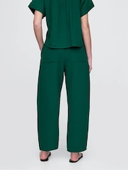 Verde - Pantalones de gasa de algodón 100 % en tejido arrugado y pernera tipo barril de Gap - Imagen 6 de 12