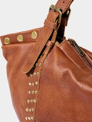 Bolso de cuero lavado con hebillas y tachuelas de Joe Browns - Imagen 3 de 6