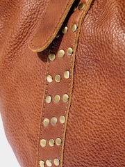 Bolso de cuero lavado con hebillas y tachuelas de Joe Browns - Imagen 4 de 6