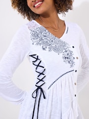 Blanco - Joe Browns Frilly Embroidered V-Neck Tunic - Imagen 3 de 5