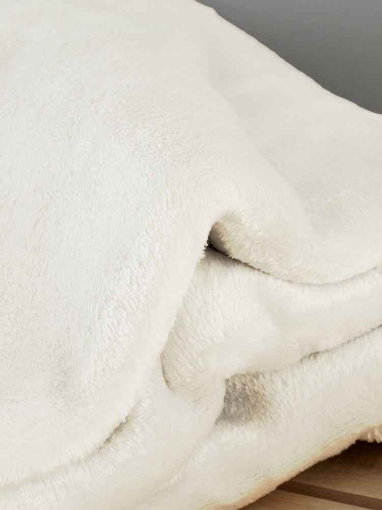Catherine Lansfield Cream Raschel Velvet Touch Plush Extra Large Throw - Image 3 of 3 Catherine Lansfield Cream Raschel Velvet Touch Plush Extra Large Throw - Image 3 of 3