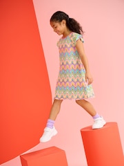 Hatley – Häkelkleid in Pink mit Regenbogenwellen - Bild 1 von 3