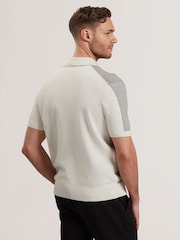 كريم - قميص بولو Gregry منسوج بكم قصير من القطن 100% بدرزات صغيرة من Ted Baker - صورة 4 من 6