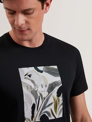 Schwarz - Ted Baker Justino Short Sleeve Box Print Graphic 100% Cotton T-Shirt - Bild 4 von 8