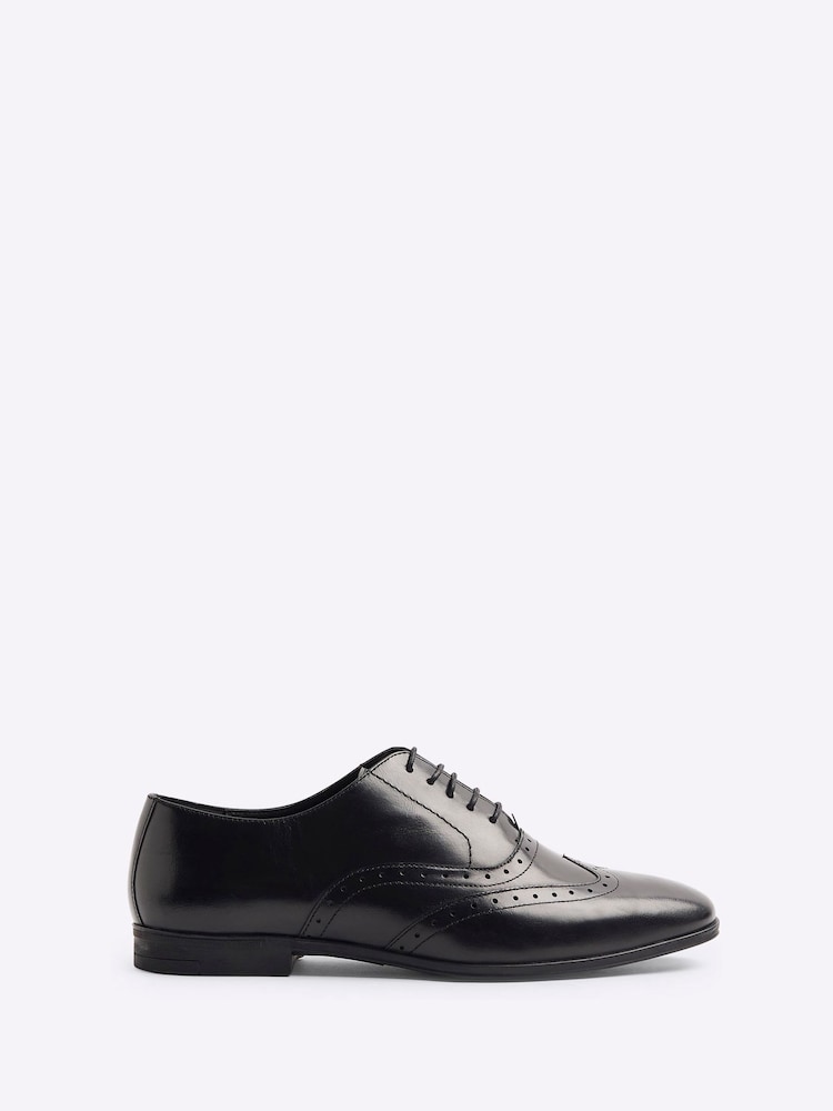 Schwarz - River Island Schuhe im Budapester-Stil in breiter Passform - Bild 2 von 6 Schwarz - River Island Schuhe im Budapester-Stil in breiter Passform - Bild 2 von 6