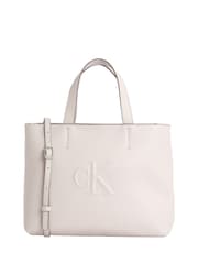 Calvin Klein תיק סל קטן עם עיטור תבליט - תמונה 1 מתוך 4
