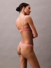 ורוד - Calvin Klein חוטיני תחרה שקוף למחצה, דגם Marquisette - תמונה 3 מתוך 4