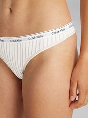 Белый - Современные стринги с логотипом Calvin Klein - Изображение 4 из 5