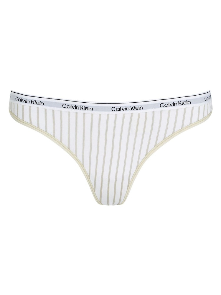 Белый - Современные стринги с логотипом Calvin Klein - Изображение 5 из 5