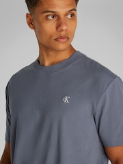 Сірий - Calvin Klein 100% Cotton Serif Font Graphic футболки - Image 4 of 7
