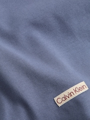 Сірий - Calvin Klein 100% Cotton Serif Font Graphic футболки - Image 5 of 7