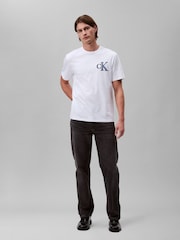 أبيض - تيشرت مريح رياضي قطن 100% من Calvin Klein - Image 2 of 6