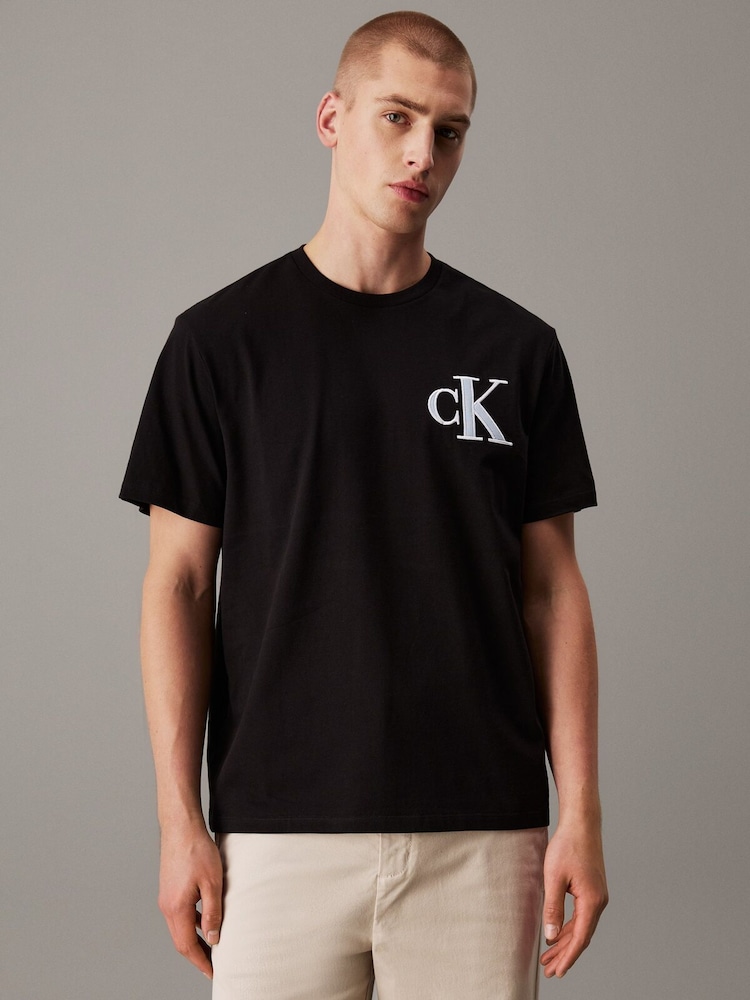 أسود - Calvin Klein Relaxed 100% Cotton Varsity T-Shirt - صورة 1 من 4