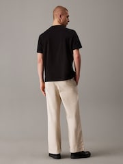 أسود - Calvin Klein Relaxed 100% Cotton Varsity T-Shirt - صورة 2 من 4
