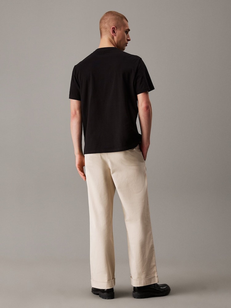 أسود - Calvin Klein Relaxed 100% Cotton Varsity T-Shirt - صورة 2 من 4