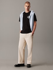 أسود - Calvin Klein Relaxed 100% Cotton Varsity T-Shirt - صورة 3 من 4