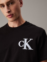 أسود - Calvin Klein Relaxed 100% Cotton Varsity T-Shirt - صورة 4 من 4