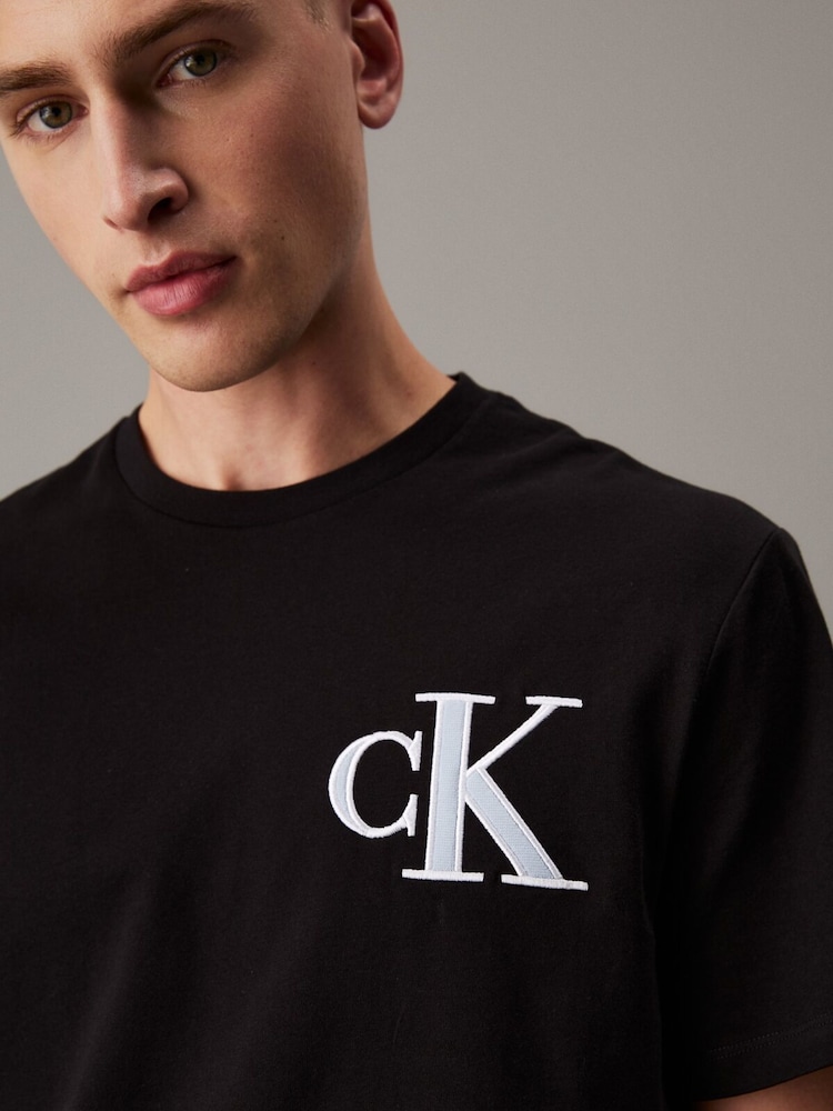 أسود - Calvin Klein Relaxed 100% Cotton Varsity T-Shirt - صورة 4 من 4