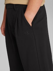 Calvin Klein מכנסיים קצרים קלילים בגזרה מחויטת - תמונה 3 מתוך 5